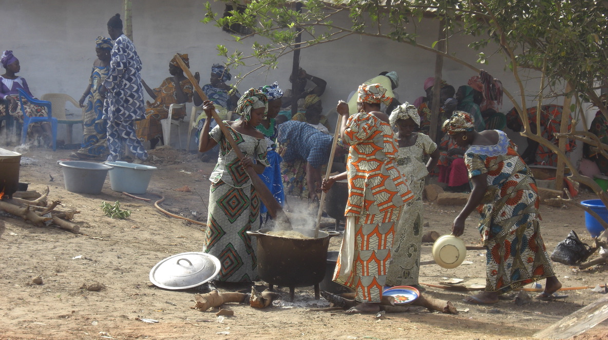 Kookles in Gambia: van de lokale markt naar samen aan tafel — kevinzim, CC BY 2.0, Wikimedia Commons