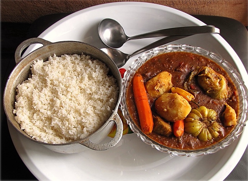 Kookles in Gambia: van de lokale markt naar samen aan tafel — kevinzim, CC BY 2.0, Wikimedia Commons
