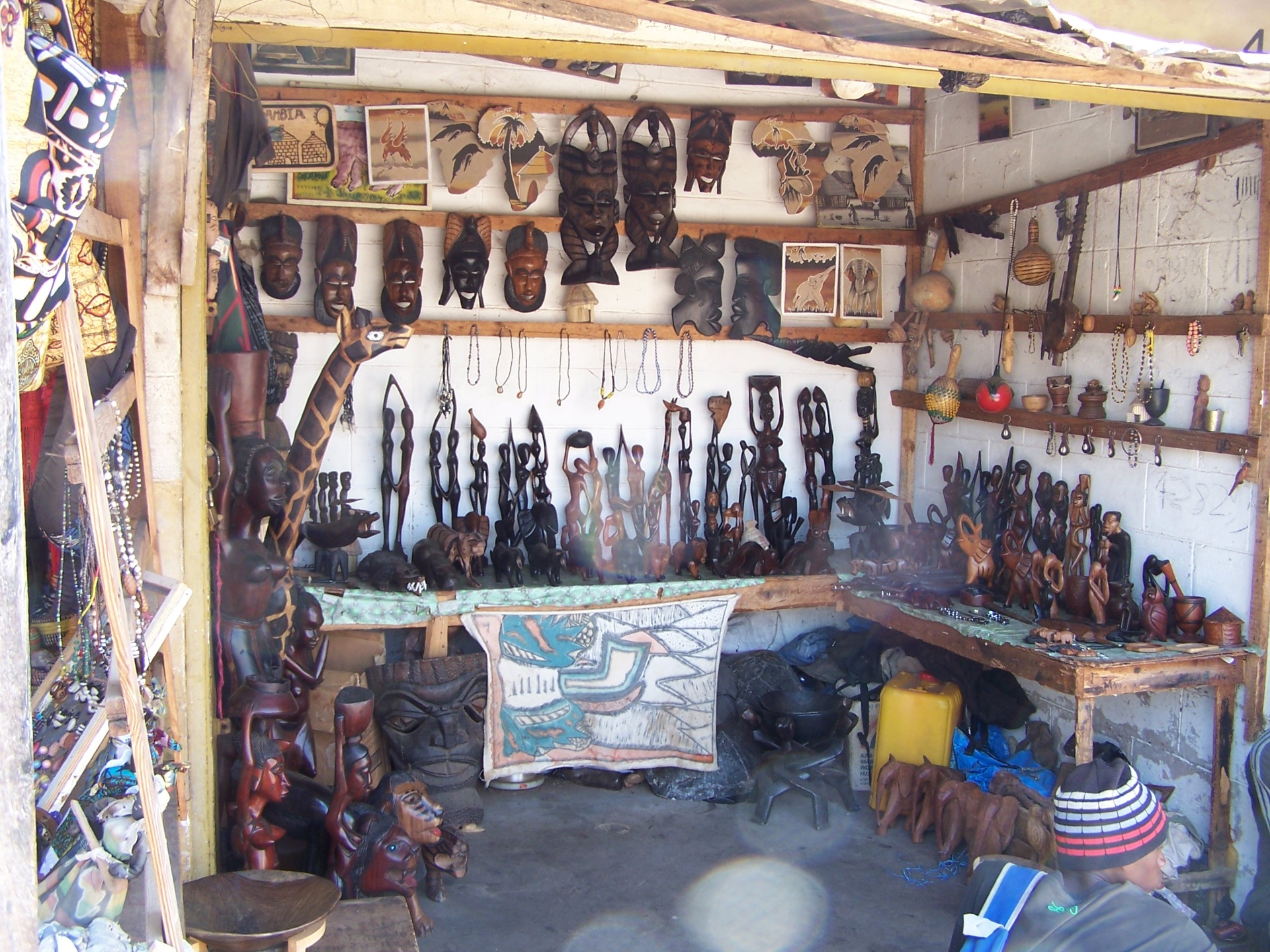 Shoppen op de markt: 7 unieke souvenirs uit Serekunda en Brikama — Elgaard, CC BY-SA 4.0, Wikimedia Commons
