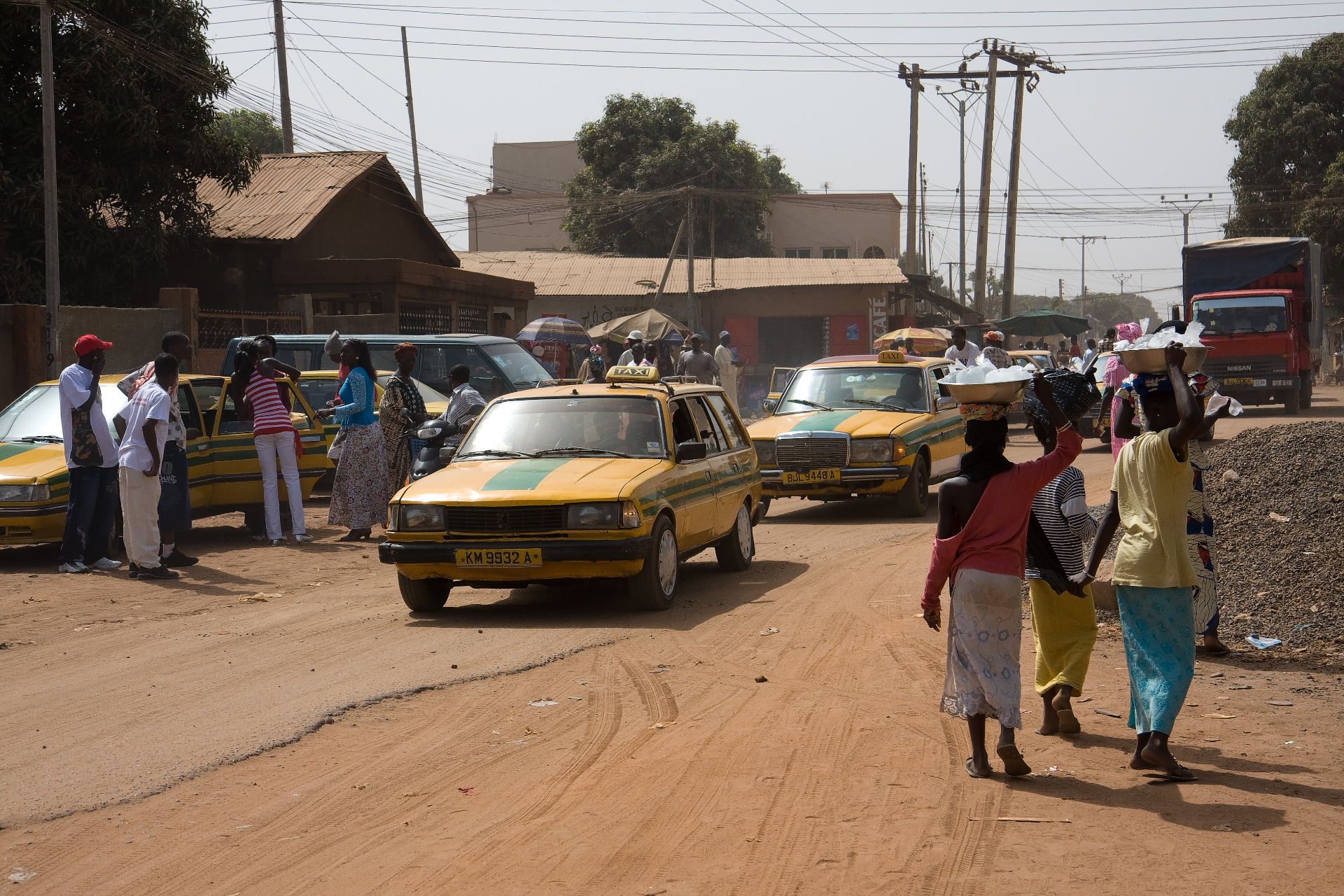 Survival Gids: reizen met bush taxi, gele en groene taxi's én tuktuks in Gambia — Ikiwaner, CC BY-SA 3.0, Wikimedia Commons