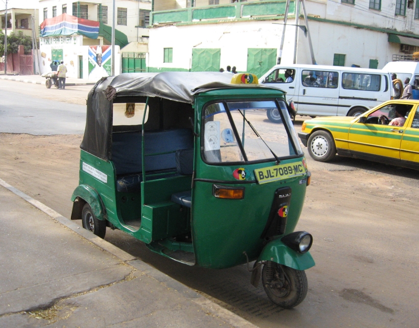 Survival Gids: reizen met bush taxi, gele en groene taxi's én tuktuks in Gambia — Jongleur100, Public domain, Wikimedia Commons